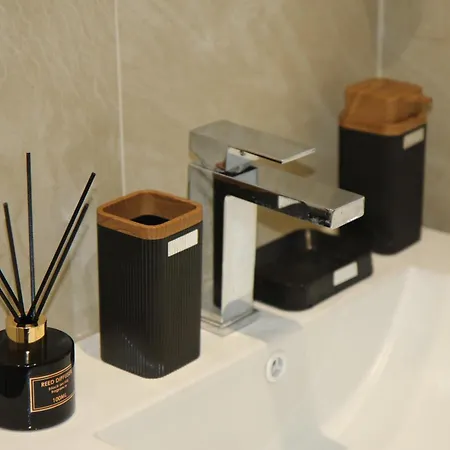 The Leads * Τίρανα